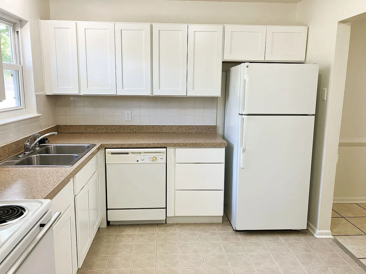 Kitchen - 905 Westminster Ln