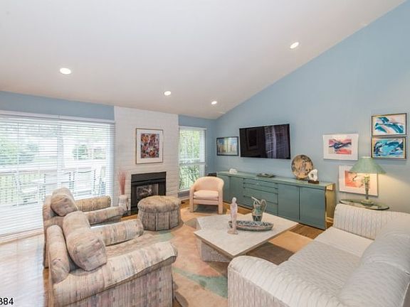 4th image of 85 Leonardo Ct
