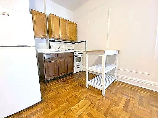 4th image of 835 W 176th St #C1