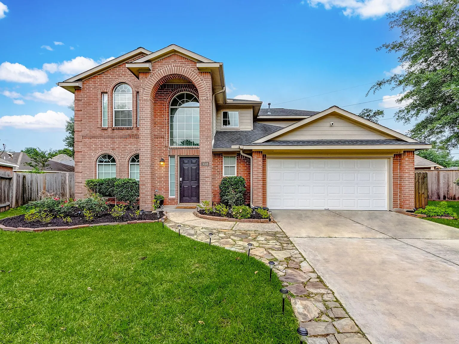 5 bed, 2.5 bath, 2935 sqft, $5,500 — Photo 2