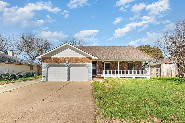 1st image of 413 Oakwood Cir