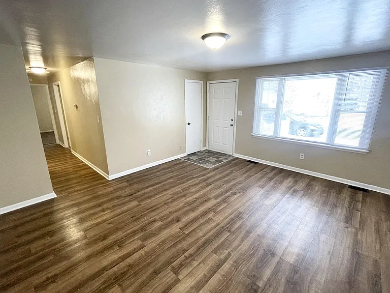 1325 W 15th St — Photo 7