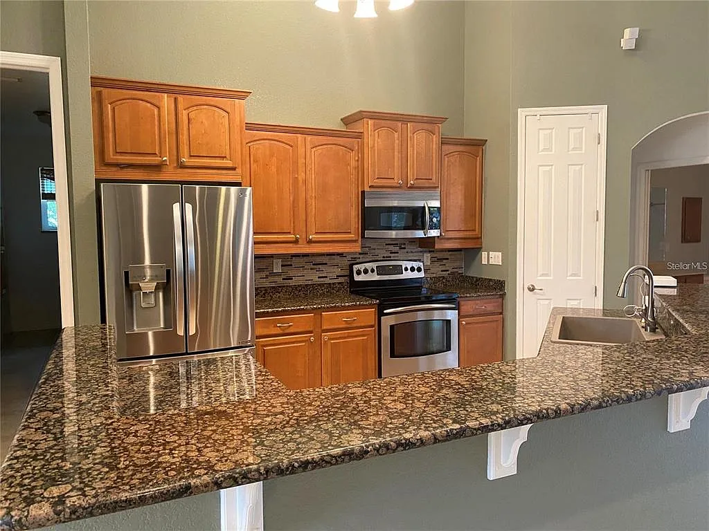 3 bed, 2.0 bath, 2458 sqft, $3,100 — Photo 3