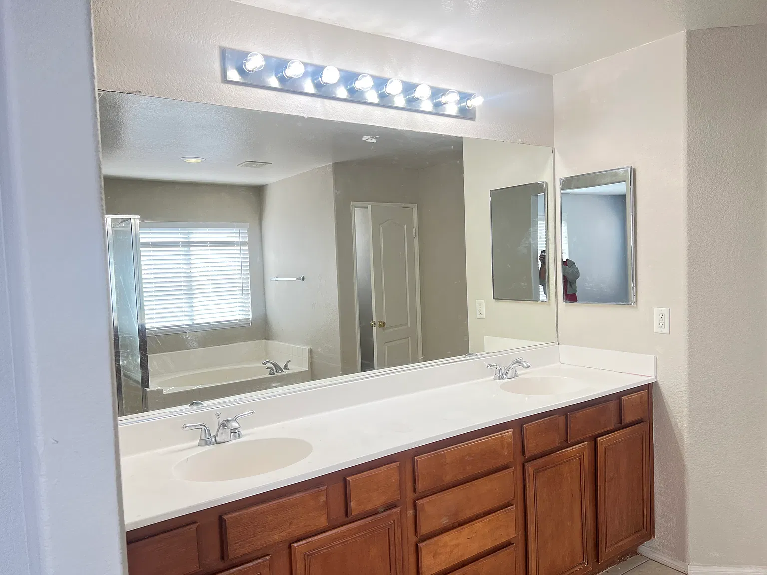 4 bed, 2747 sqft, $2,500 — Photo 2