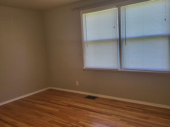 5th image of 323 W Knolls Vista Dr