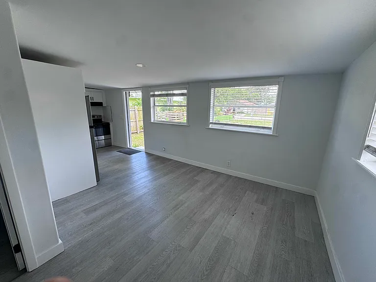 137 SW 9th Ave — Photo 4