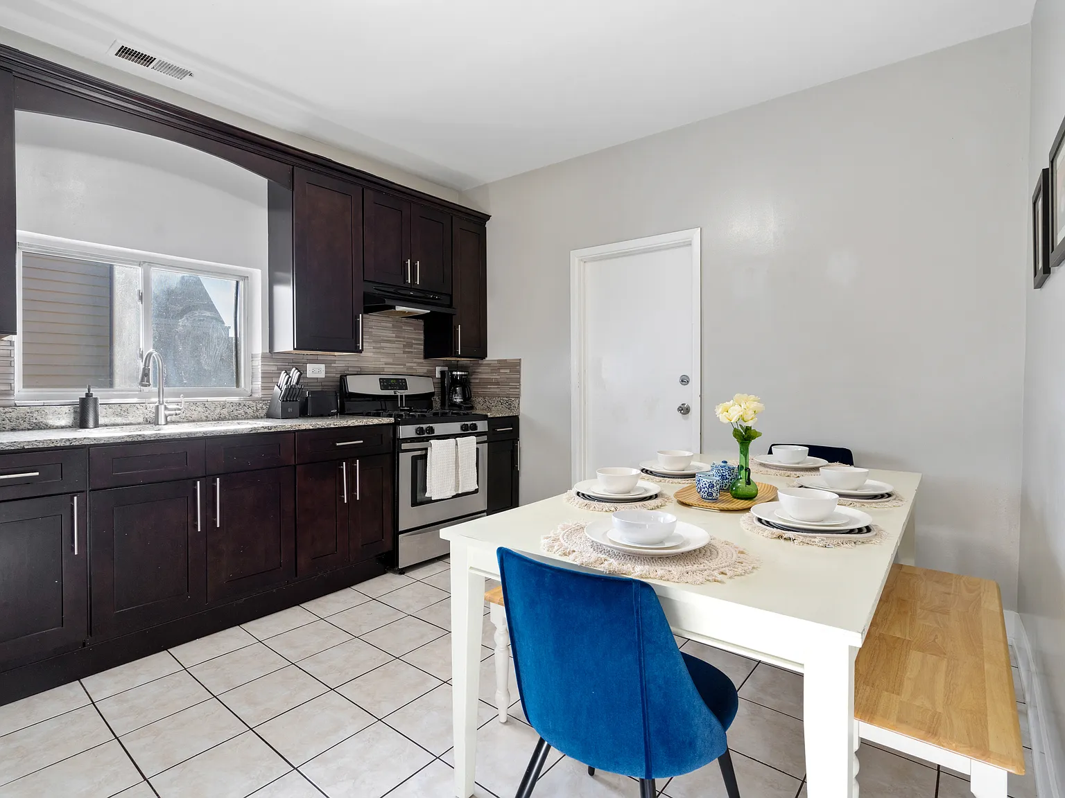 3 bed, 1100 sqft, $2,250 — Photo 4