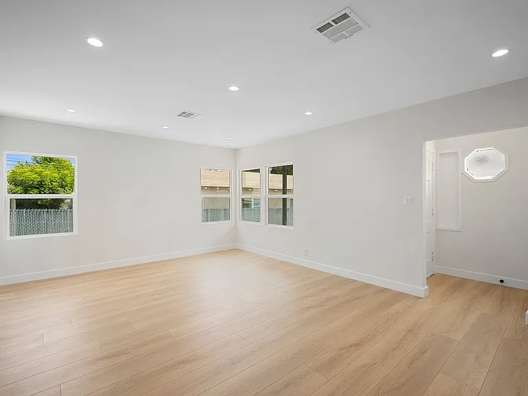 2519 Manhattan Ave — Photo 7