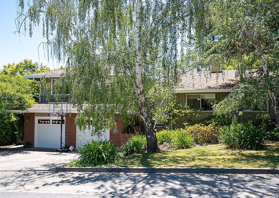 1st image of 1065 Deanna Dr