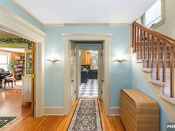 5th image of 530 Up Mountain Ave
