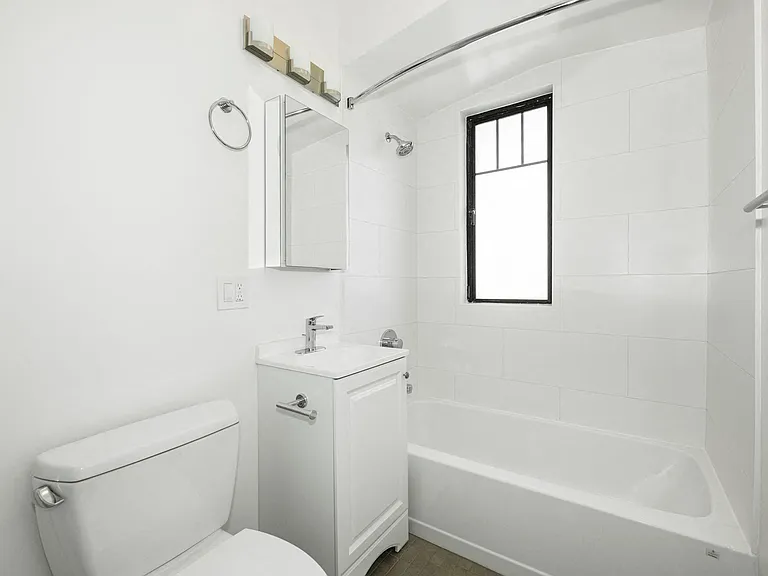 2275 Broadway — Photo 27