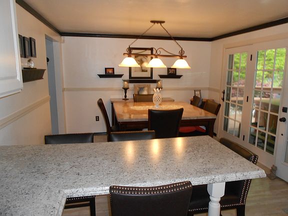 eat in kitchen/ dining room