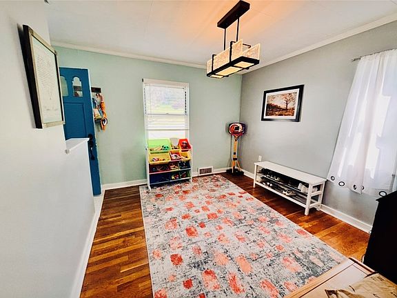 3rd image of 1376 Hamilton Rd