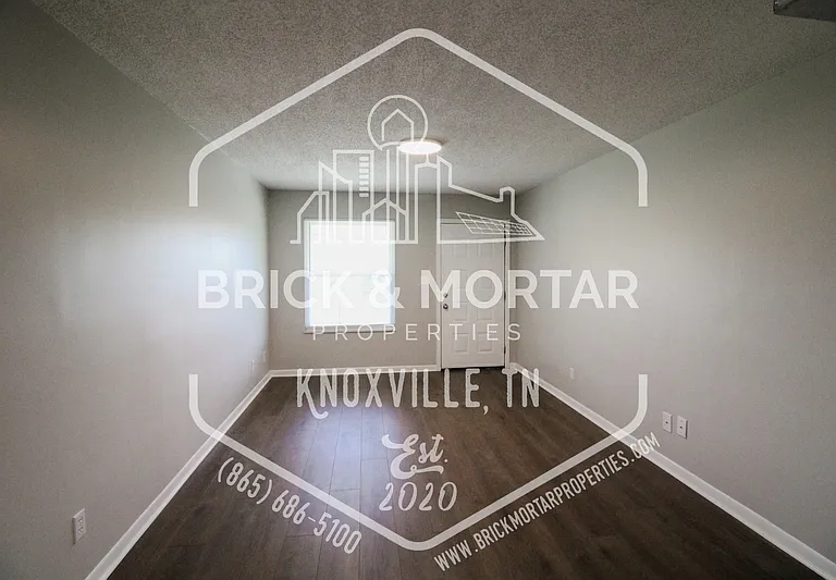 1015 Clendenen Rd — Photo 3