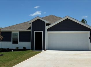 102 NW Granny Smith St, Gentry, AR 72734