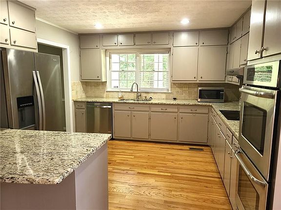 3rd image of 2520 Riverglenn Cir