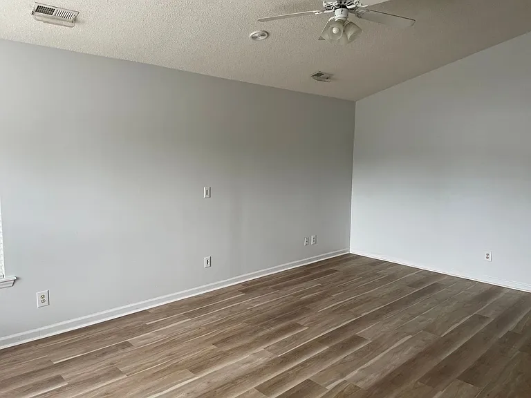 480 Saltaire Dr — Photo 5