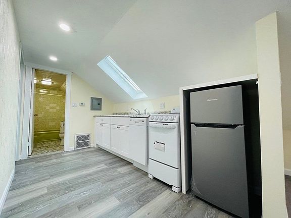 5th image of 5 Parkdale St Unit B