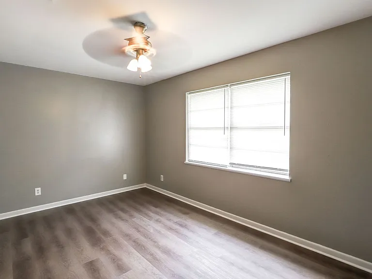 104 San Saba Ln — Photo 9