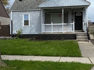 27516 Larchmont St, Saint Clair Shores, MI 48081
