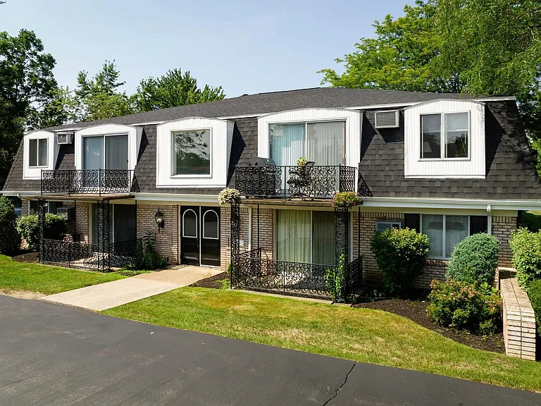 Birchwood Square — Photo 10