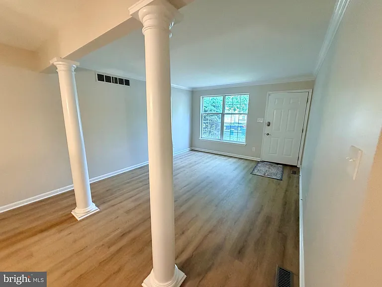 1422 Oxford Cir — Photo 6