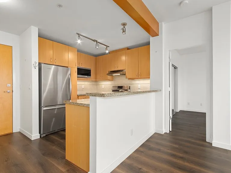 580 Raven Woods Dr #405 — Photo 3