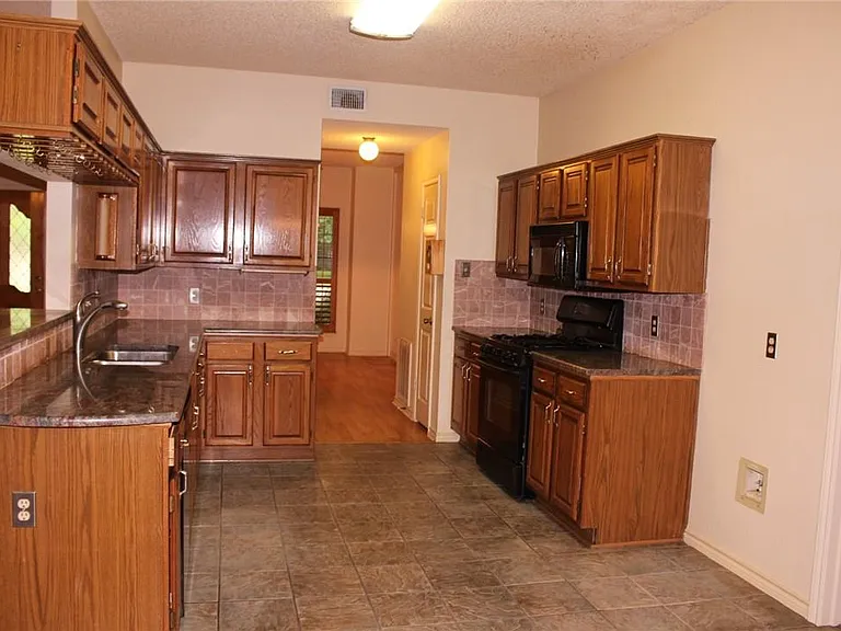 2141 Surrender Ave — Photo 5