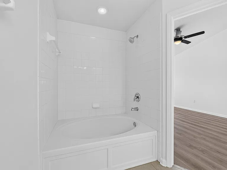 4979 Pond Ridge Dr — Photo 22