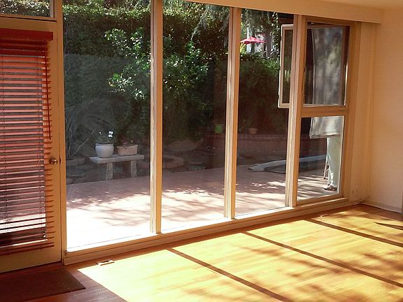 5th image of 386 Mariposa Ave