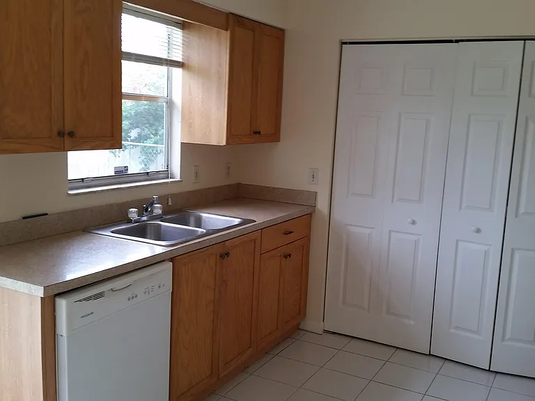 460 Fleming Ave — Photo 4