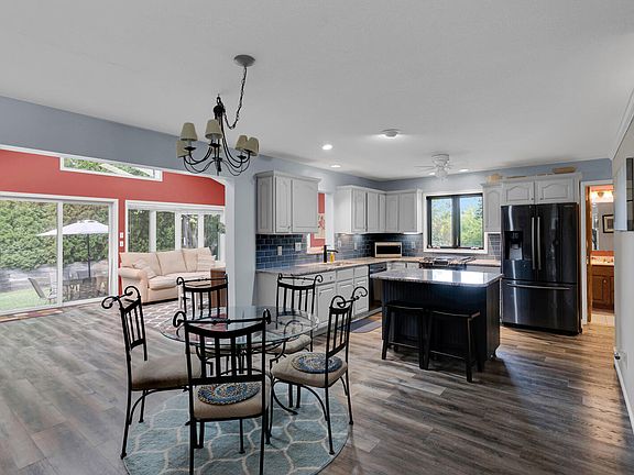 3rd image of 142 Claremont Cir