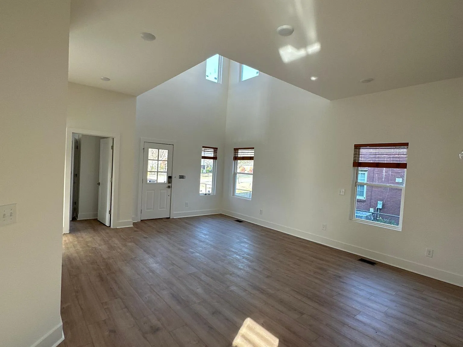366 Flushing Dr — Photo 2