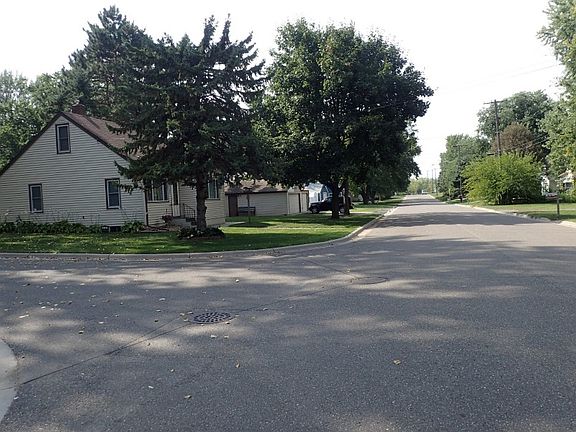 5th image of 76 Kingston Ave E
