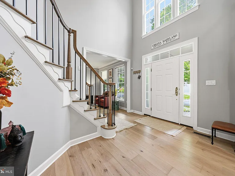 3852 Glasgow Way — Photo 3