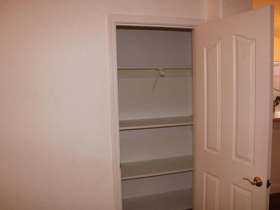 5th image of 641 Sherbourg Dr