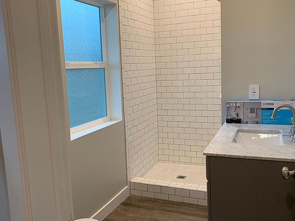 2nd image of 887 Sussex Cir