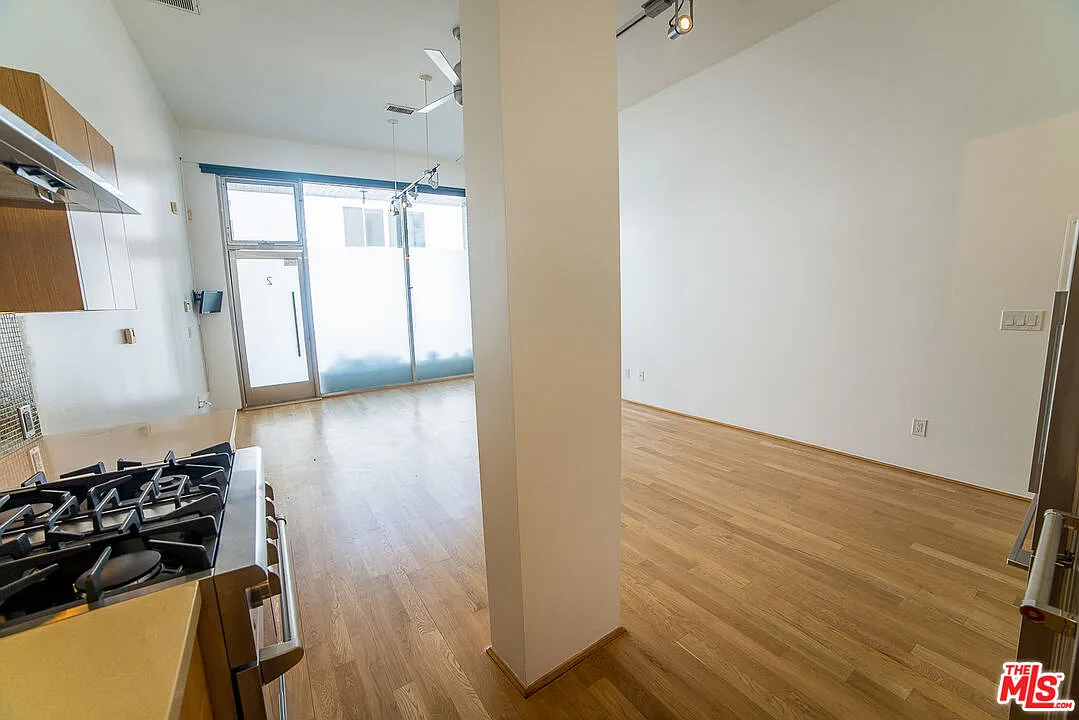 1 bed, 1.0 bath, 1000 sqft, $5,250 — Photo 3