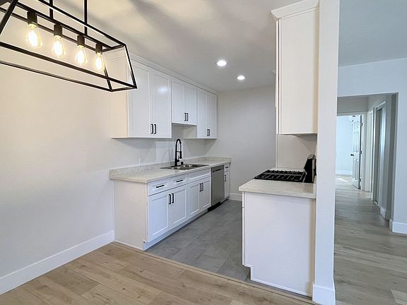 4th image of 13440 Victory Blvd #11