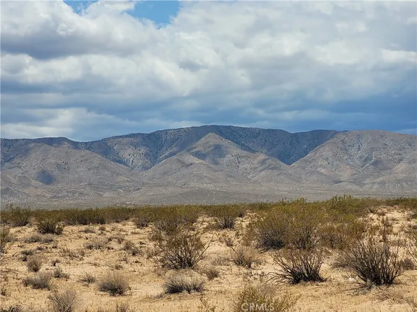 801 Gin Rd, Landers, CA 92285