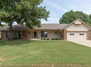834 Lynwood Ln, Broken Arrow, OK 74011