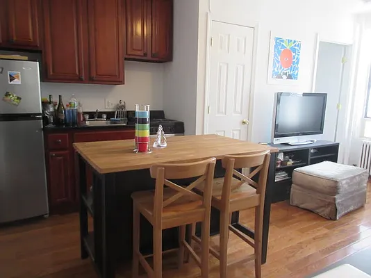 Rented by Mdrn Residential | media 8