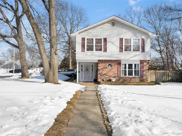 1093 Oakneck Road, Bay Shore, NY 11706