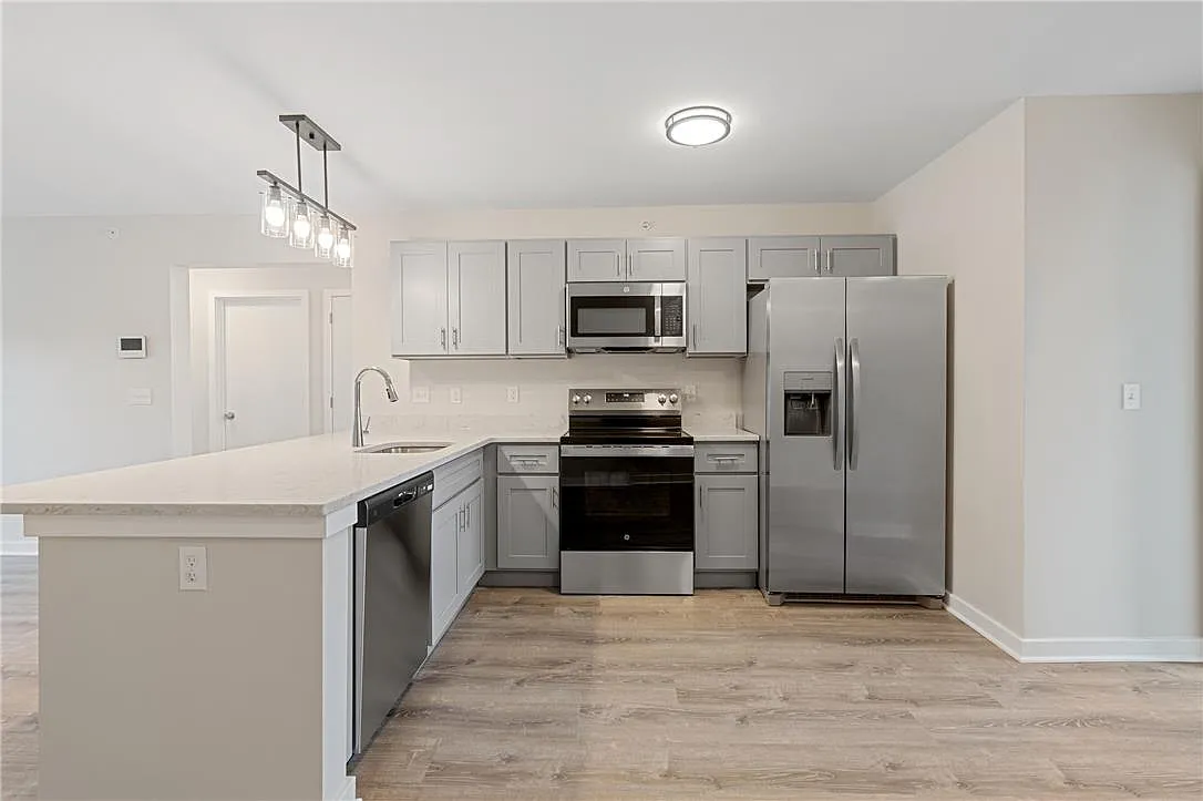 3 bed, 2.0 bath, 1000 sqft, $2,500 — Photo 3