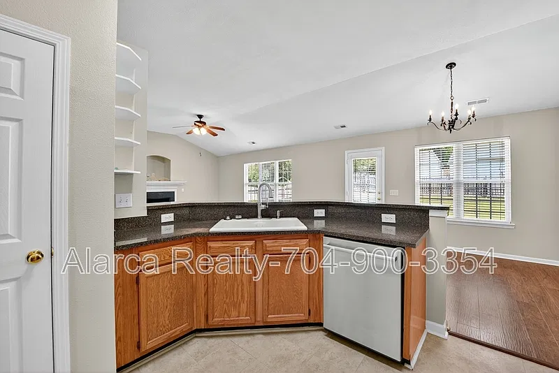 3 bed, 1600 sqft, $2,300 — Photo 4