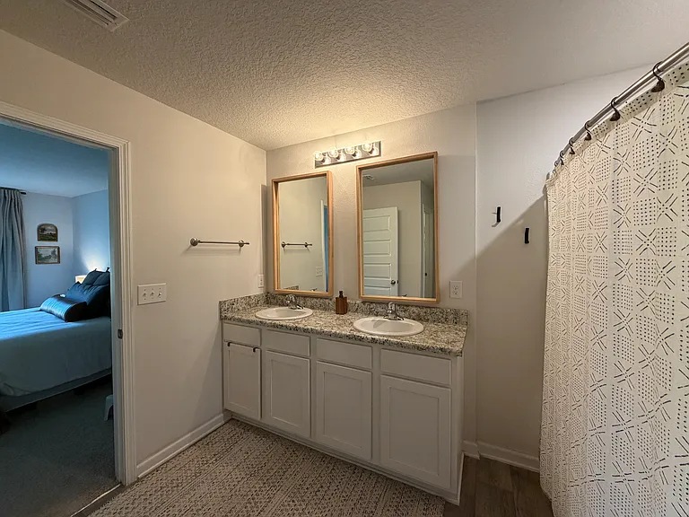 5699 Guinevere Ln — Photo 32