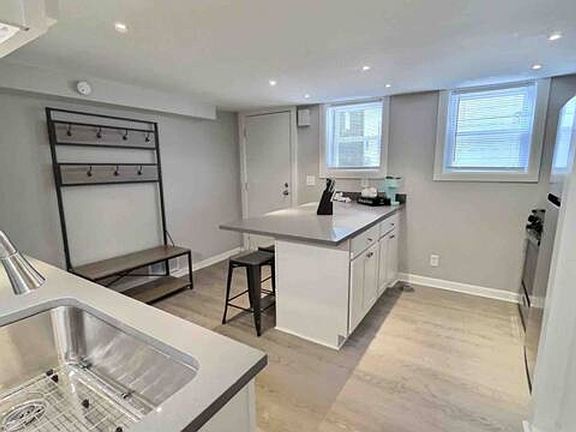 3rd image of 1207 E Kane Pl #2B-1BA-1000SQFT