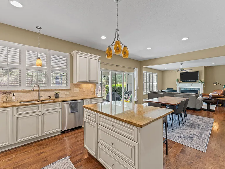 155 Devon Cir — Photo 23