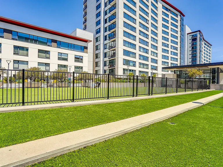 260 King St #1011 — Photo 24