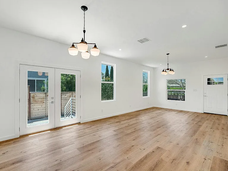 2322 Alta St — Photo 8